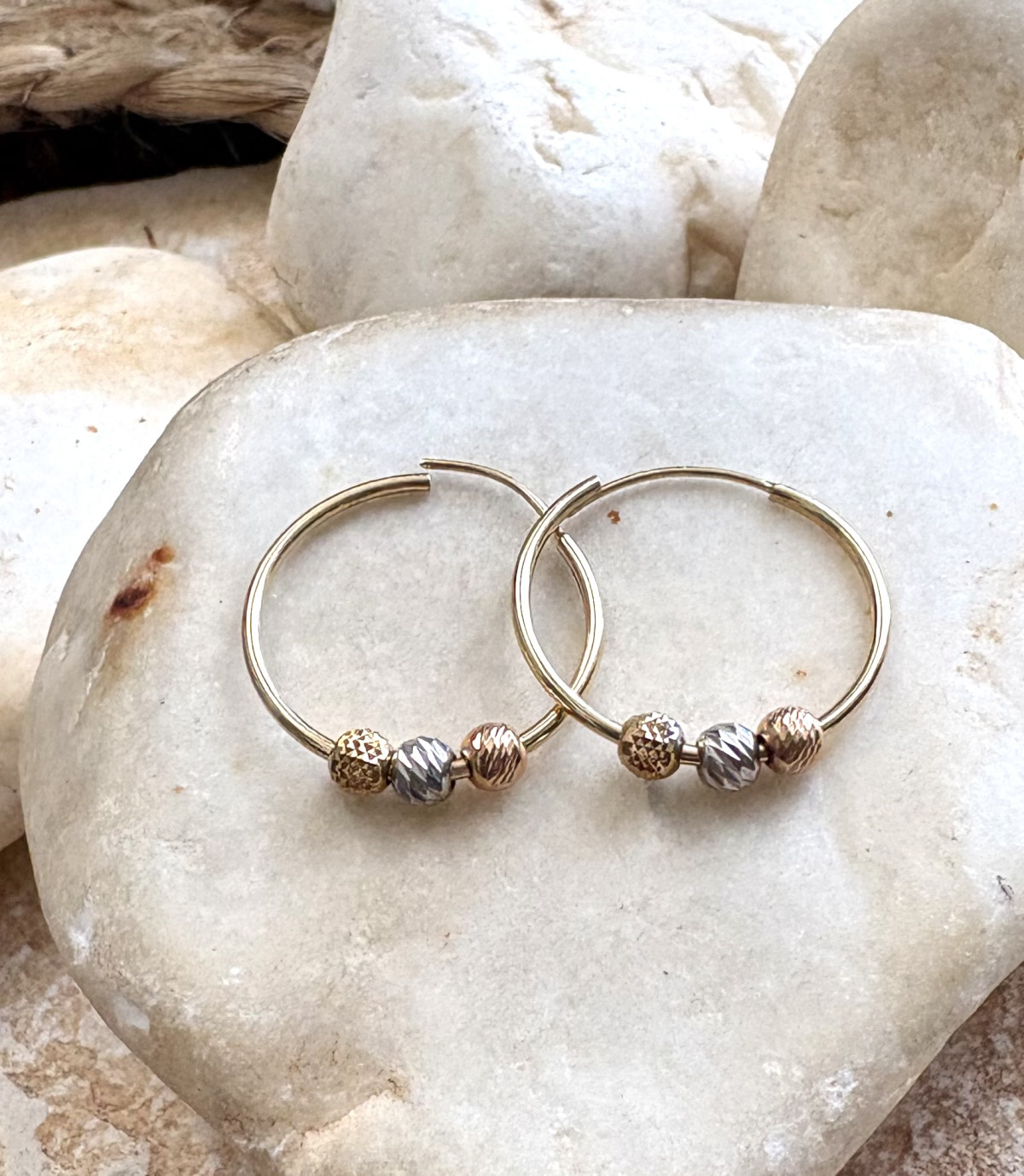 עגילי זהב 14K חישוק עם כדורים  בחריטת לייזר 