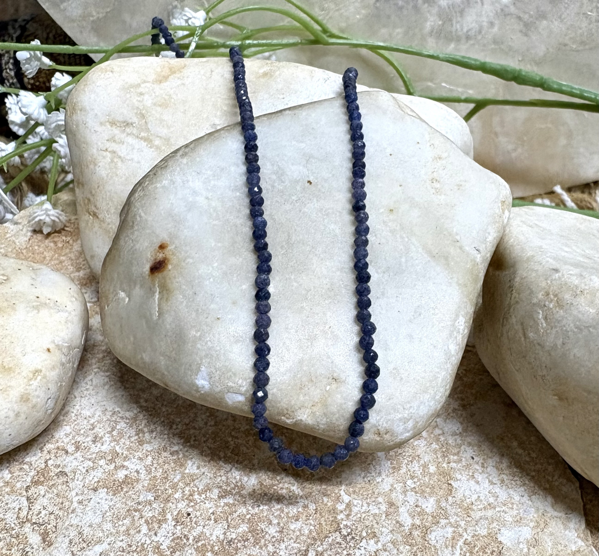  שרשרת עם אבני חן ספיר