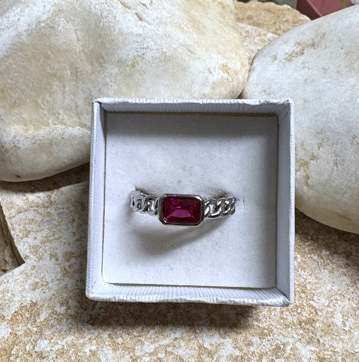 טבעת כסף 925 בשיבוץ אבן רובי