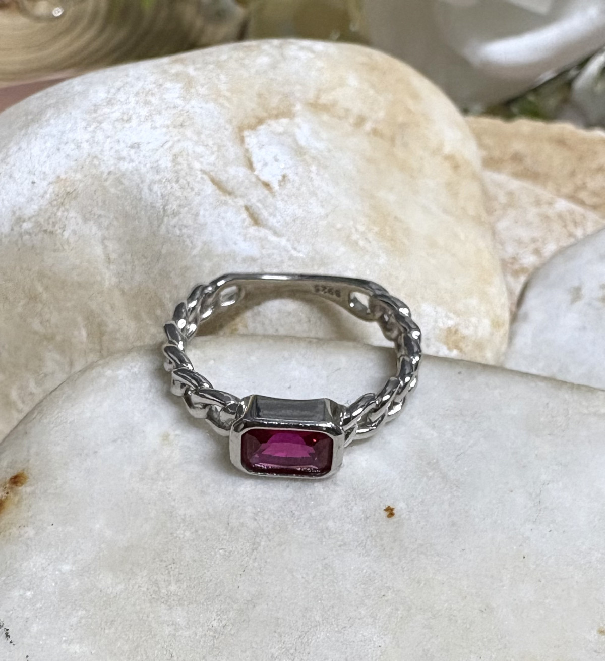 טבעת כסף 925 בשיבוץ אבן רובי