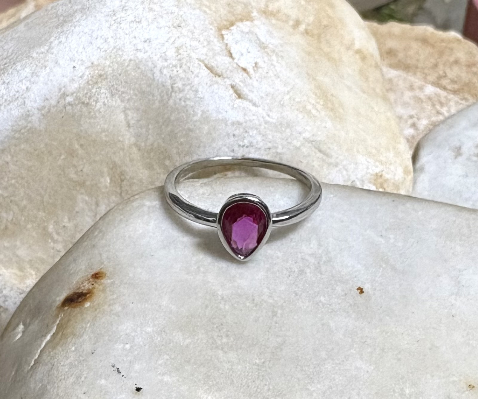 טבעת כסף 925 בשיבוץ אבן בורדו