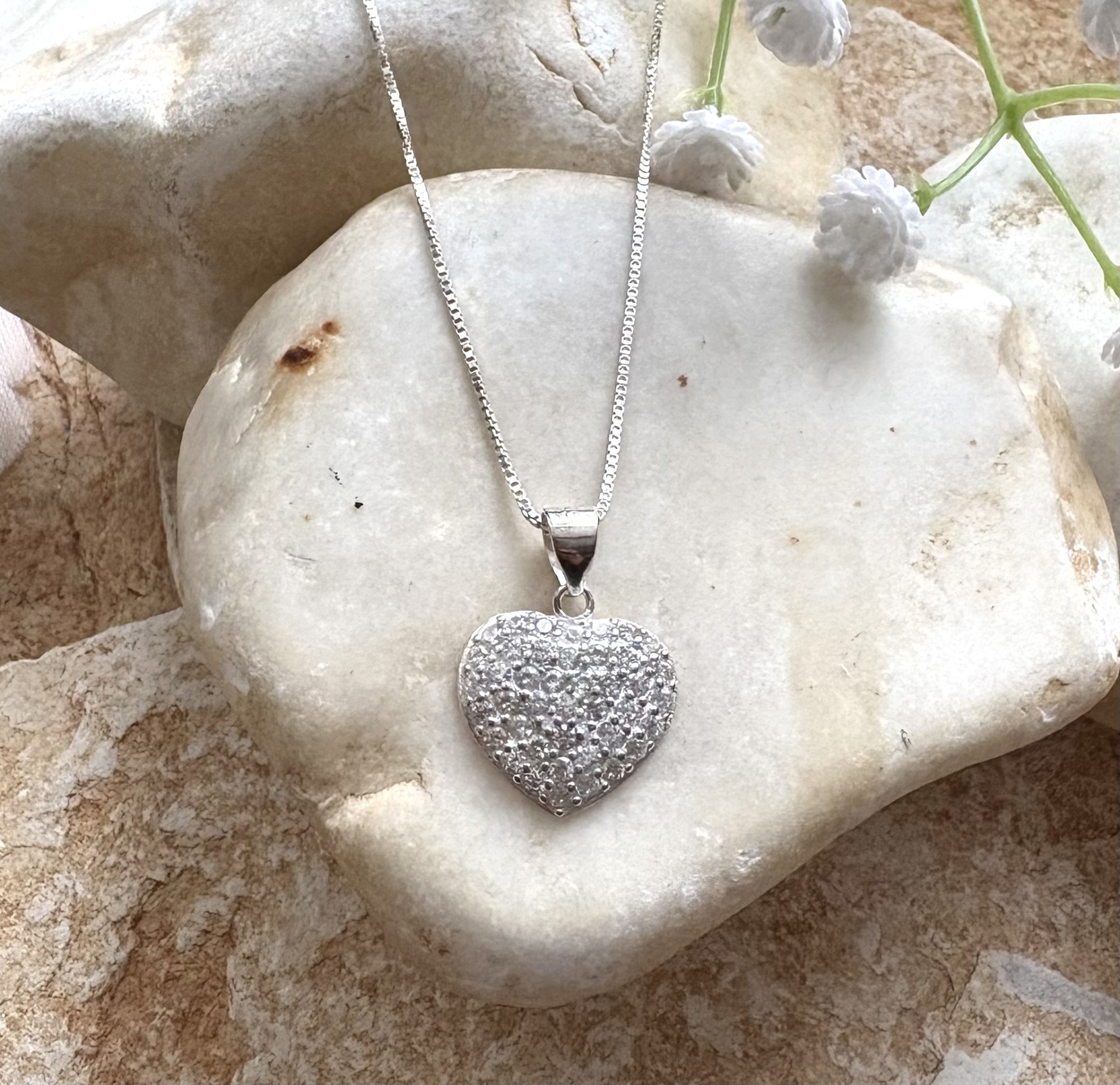 שרשרת כסף 925 תליון  לב משובץ (1.7 ס"מ)