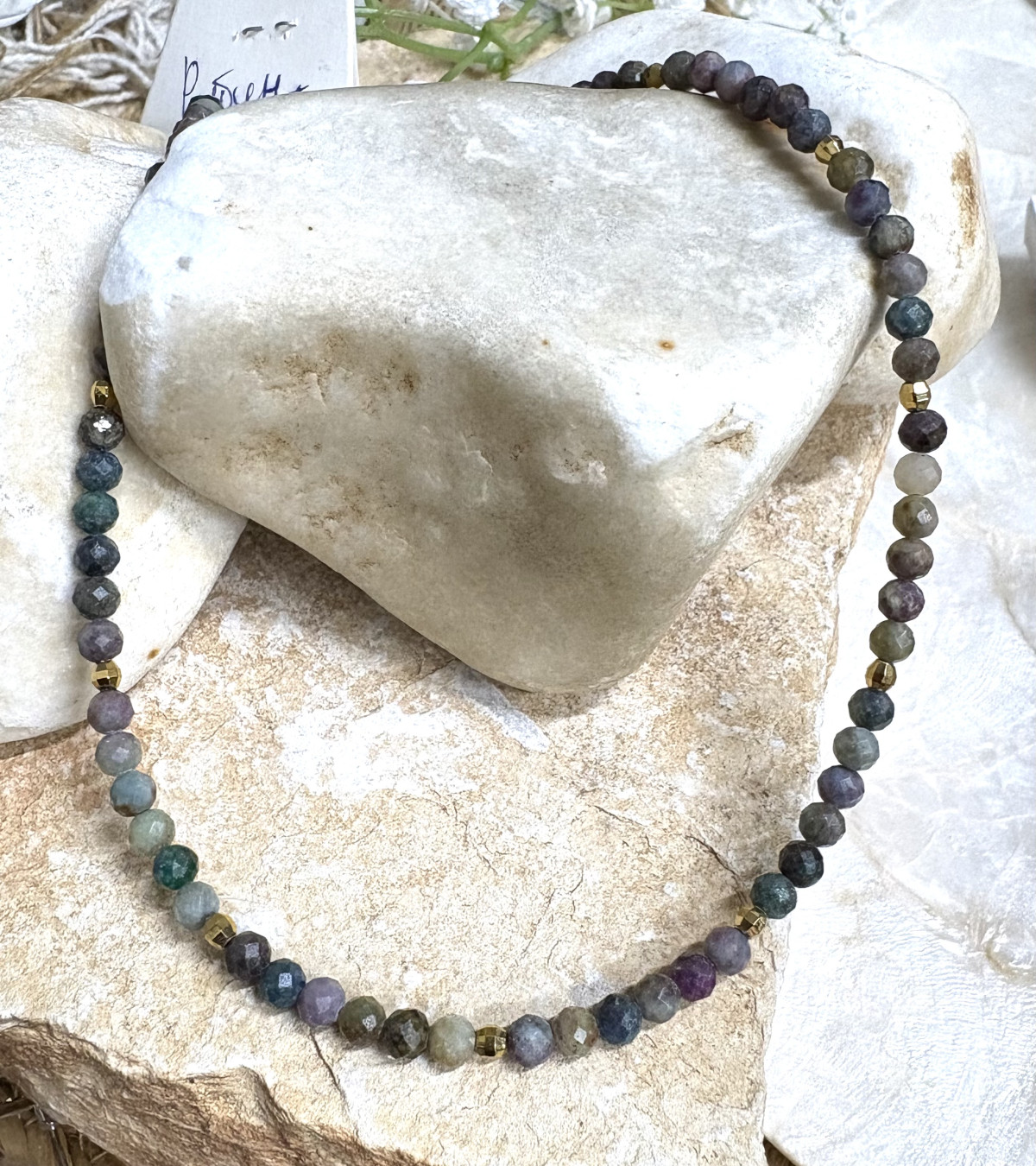 שרשרת עם אבני חן ספיר, רובי, טורמלין וחרוזי גולדפילד