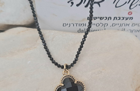 שרשרת עם אבני חן ספינל ותליון תלתן ואן קליף
