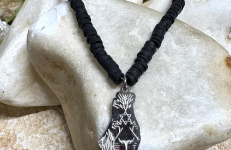 שרשרת חרוזים ותליון ארץ ישראל